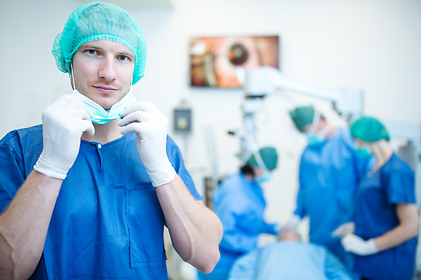 포토 JPG 서양인 외국인 응시 여자 남자 중년 50대 실내 병원 마스크 서기 사람 앉기 여러명 상반신 20대 성인 앞모습 옆모습 신체부위 30대 눕기 의사 눈 수술 수술복 체코 수술실 안과 서류판 수술기구 안과의사 안구 국내포토 시선 유럽 뷰포인트 다수 의학 의료기기 모션 인종 청년 내부 장년 사무용품 의료진 가운 파일형식