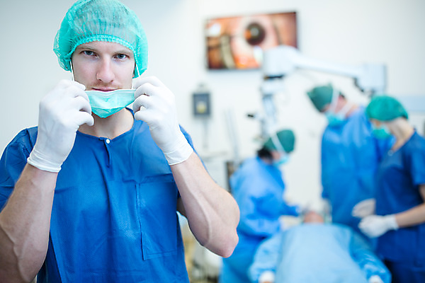 포토 JPG 서양인 외국인 응시 여자 남자 중년 50대 실내 병원 마스크 서기 사람 앉기 여러명 상반신 20대 성인 앞모습 옆모습 30대 눕기 의사 수술 수술복 체코 수술실 안과 수술기구 안과의사 안구 국내포토 시선 유럽 뷰포인트 다수 의학 의료기기 모션 인종 청년 내부 신체부위 치료 장년 의료진 가운 파일형식