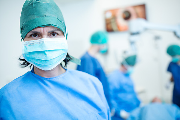 포토 JPG 서양인 외국인 응시 여자 남자 중년 50대 실내 병원 마스크 서기 사람 앉기 여러명 상반신 20대 성인 앞모습 옆모습 30대 눕기 의사 수술 수술복 체코 수술실 안과 수술기구 안과의사 안구 국내포토 시선 유럽 뷰포인트 다수 의학 의료기기 모션 인종 청년 내부 신체부위 치료 장년 의료진 가운 파일형식