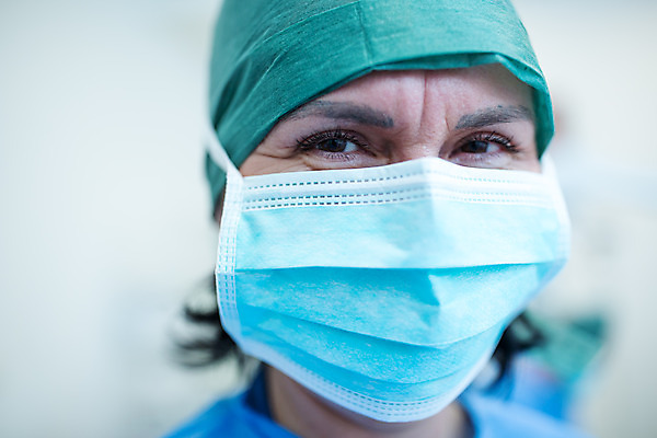 포토 JPG 서양인 외국인 응시 여자 중년 50대 실내 병원 마스크 한명 서기 미소 사람 상반신 성인 앞모습 수술복 체코 수술실 안과 안과의사 안구 중년여자한명만 국내포토 1 시선 유럽 뷰포인트 의학 모션 표정 인종 내부 신체부위 의사 가운 여자한명만 중년여자만 파일형식