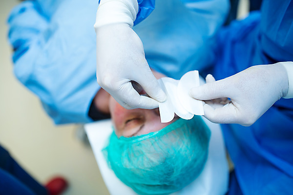 포토 JPG 서양인 외국인 여자 남자 중년 50대 실내 병원 사람 앉기 상반신 성인 두명 앞모습 30대 눕기 수술 수술복 체코 수술실 안과 패드 거즈 안과의사 안구 국내포토 유럽 뷰포인트 의학 모션 인종 내부 신체부위 치료 장년 의사 가운 파일형식