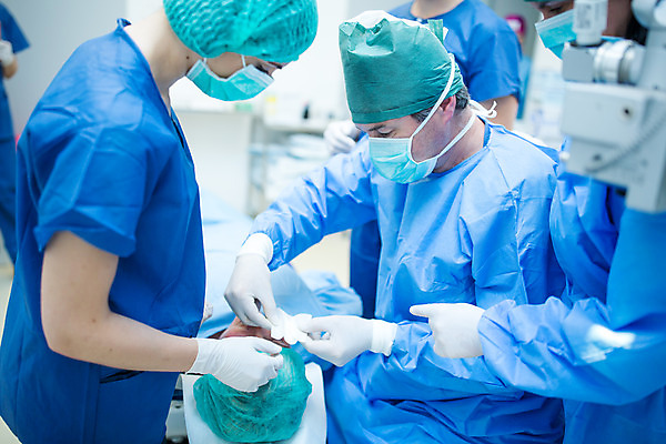 포토 JPG 서양인 외국인 여자 남자 중년 50대 실내 병원 서기 사람 앉기 여러명 상반신 20대 성인 옆모습 30대 눕기 의사 가리킴 수술 수술복 체코 수술실 안과 패드 거즈 안과의사 안구 국내포토 유럽 뷰포인트 다수 의학 모션 인종 손짓 청년 내부 신체부위 치료 장년 의료진 가운 파일형식