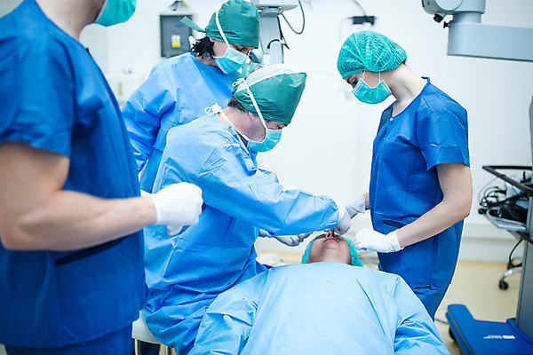 포토 JPG 서양인 외국인 응시 여자 남자 중년 50대 실내 병원 서기 사람 앉기 여러명 상반신 20대 성인 옆모습 30대 눕기 의사 수술 수술복 체코 수술실 안과 패드 거즈 안과의사 안구 국내포토 시선 유럽 뷰포인트 다수 의학 모션 인종 청년 내부 신체부위 치료 장년 의료진 가운 파일형식