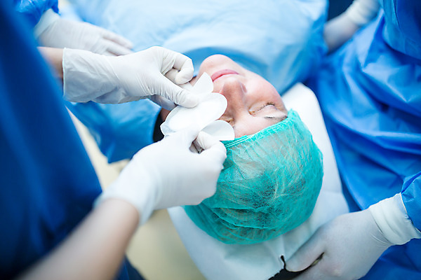 포토 JPG 서양인 외국인 여자 남자 중년 50대 실내 병원 서기 사람 앉기 여러명 상반신 20대 성인 30대 눕기 눈감음 의사 수술 수술복 체코 수술실 안과 패드 거즈 안과의사 안구 국내포토 유럽 다수 의학 모션 인종 청년 내부 신체부위 치료 장년 의료진 가운 파일형식