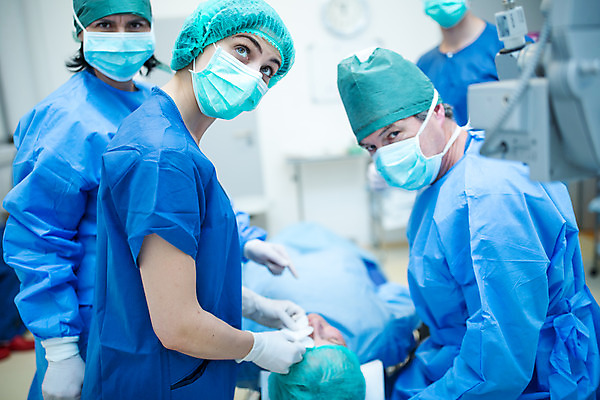 포토 JPG 서양인 외국인 응시 여자 남자 중년 50대 실내 병원 마스크 서기 사람 앉기 여러명 상반신 20대 성인 옆모습 30대 눕기 눈감음 의사 수술복 체코 수술실 안과 패드 거즈 안과의사 안구 국내포토 시선 유럽 뷰포인트 다수 의학 모션 인종 청년 내부 신체부위 장년 의료진 가운 파일형식