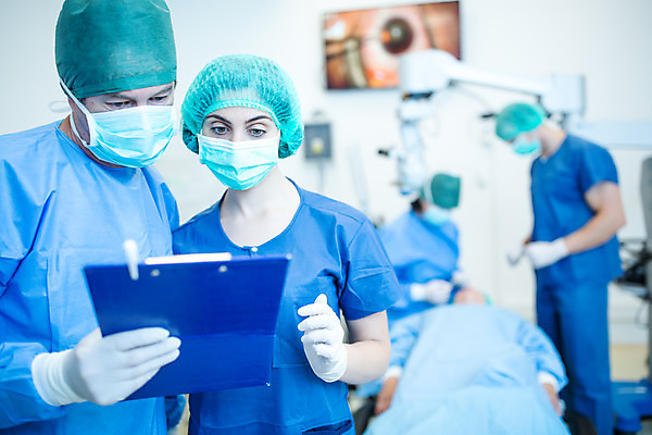 포토 JPG 서양인 외국인 응시 여자 남자 중년 50대 실내 병원 마스크 서기 사람 앉기 여러명 상반신 20대 성인 앞모습 옆모습 신체부위 30대 눕기 의사 눈 수술복 체코 수술실 안과 서류판 안과의사 안구 국내포토 시선 유럽 뷰포인트 다수 의학 모션 인종 청년 내부 장년 사무용품 의료진 가운 파일형식