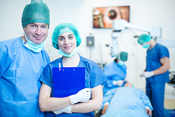 포토 JPG 서양인 외국인 응시 여자 남자 중년 50대 실내 병원 마스크 서기 미소 사람 앉기 여러명 상반신 20대 성인 앞모습 옆모습 30대 눕기 의사 수술복 체코 수술실 안과 서류판 안과의사 안구 국내포토 시선 유럽 뷰포인트 다수 의학 모션 표정 인종 청년 내부 신체부위 장년 사무용품 의료진 가운 파일형식