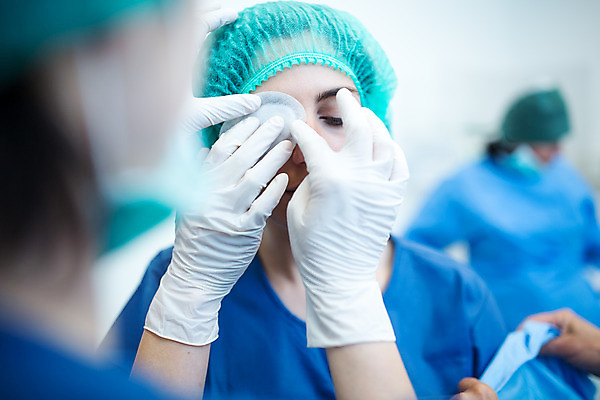 포토 JPG 서양인 외국인 응시 여자 중년 50대 실내 병원 서기 사람 상반신 20대 성인 앞모습 옆모습 세명 30대 의사 수술 수술복 체코 수술실 안과 패드 거즈 안구 국내포토 시선 유럽 뷰포인트 의학 모션 인종 청년 내부 신체부위 치료 장년 의료진 가운 파일형식