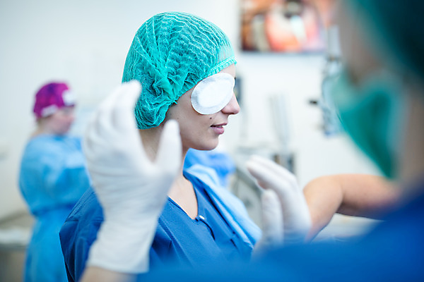 포토 JPG 서양인 외국인 응시 여자 중년 50대 실내 병원 서기 사람 상반신 20대 성인 앞모습 옆모습 세명 30대 의사 수술 수술복 체코 수술실 안과 패드 거즈 안구 국내포토 시선 유럽 뷰포인트 의학 모션 인종 청년 내부 신체부위 치료 장년 의료진 가운 파일형식