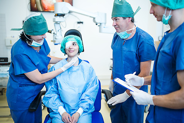 포토 JPG 서양인 외국인 여자 남자 중년 50대 실내 병원 서기 사람 앉기 여러명 상반신 20대 성인 앞모습 옆모습 30대 환자 의사 수술 수술복 체코 수술실 안과 안과의사 안구 성인만 국내포토 유럽 뷰포인트 다수 의학 모션 인종 청년 내부 신체부위 장년 의료진 가운 파일형식