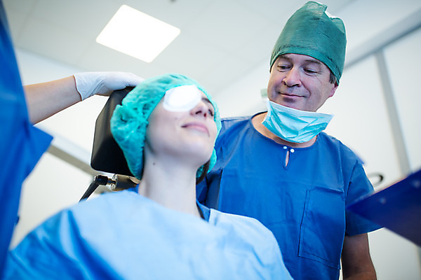 포토 JPG 서양인 외국인 응시 여자 남자 로우앵글 중년 50대 실내 병원 마스크 서기 미소 사람 상반신 20대 성인 두명 앞모습 수술복 체코 수술실 안과 안과의사 안구 국내포토 시선 유럽 뷰포인트 의학 모션 표정 인종 청년 내부 신체부위 의사 가운 파일형식