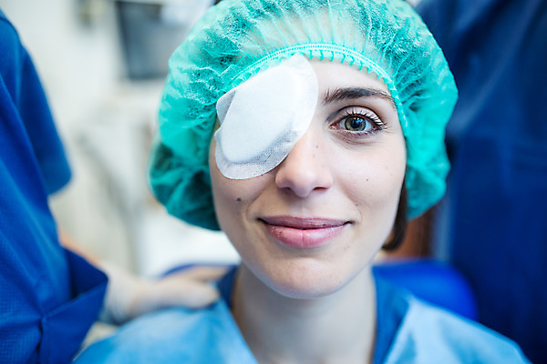 포토 JPG 서양인 외국인 응시 여자 실내 병원 한명 미소 사람 앉기 상반신 20대 성인 앞모습 환자 의사 수술복 체코 수술실 안과 거즈 안구 성인여자한명만 국내포토 1 시선 유럽 뷰포인트 의학 모션 표정 인종 청년 내부 신체부위 의료진 가운 여자한명만 성인여자만 파일형식