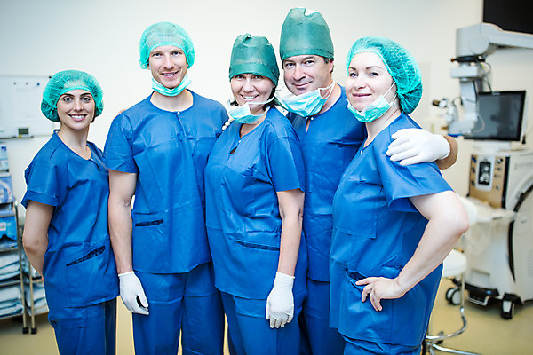 포토 JPG 서양인 외국인 응시 여자 남자 중년 50대 포즈 어깨동무 실내 병원 서기 미소 사람 여러명 상반신 20대 성인 앞모습 30대 의사 수술복 체코 수술실 안과 안과의사 안구 국내포토 시선 유럽 뷰포인트 다수 의학 모션 표정 인종 청년 내부 신체부위 장년 의료진 가운 파일형식