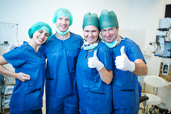 포토 JPG 서양인 외국인 응시 여자 남자 중년 50대 허리손 포즈 실내 병원 서기 미소 사람 손짓 여러명 상반신 20대 성인 앞모습 30대 의사 엄지손가락 최고 수술복 체코 수술실 안과 안과의사 안구 국내포토 시선 유럽 뷰포인트 다수 손가락 의학 모션 표정 인종 청년 내부 신체부위 장년 의료진 가운 파일형식