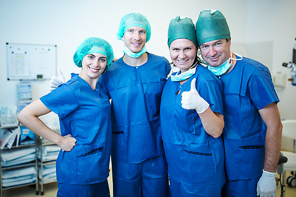 포토 JPG 서양인 외국인 응시 여자 남자 중년 50대 허리손 포즈 실내 병원 서기 미소 사람 손짓 여러명 상반신 20대 성인 앞모습 30대 의사 엄지손가락 최고 수술복 체코 수술실 안과 안과의사 안구 국내포토 시선 유럽 뷰포인트 다수 손가락 의학 모션 표정 인종 청년 내부 신체부위 장년 의료진 가운 파일형식