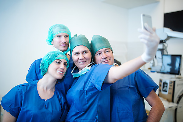 포토 JPG 서양인 외국인 응시 여자 남자 중년 50대 실내 병원 서기 미소 사람 여러명 상반신 20대 성인 옆모습 30대 스마트폰 의사 셀프카메라 수술복 체코 수술실 안과 안과의사 안구 단체사진 국내포토 시선 유럽 뷰포인트 다수 의학 모션 표정 인종 청년 내부 신체부위 장년 핸드폰 스마트기기 사진촬영 의료진 가운 기념사진 파일형식