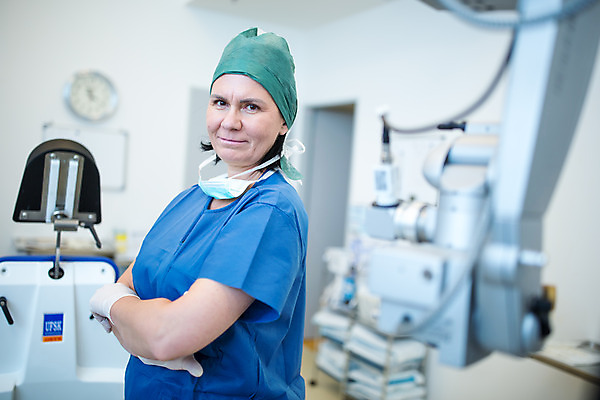 포토 JPG 서양인 외국인 응시 여자 중년 50대 실내 병원 마스크 한명 서기 사람 상반신 성인 옆모습 신체부위 팔짱 눈 수술복 체코 수술실 안과 안과의사 안구 중년여자한명만 국내포토 1 시선 유럽 뷰포인트 의학 모션 인종 내부 의사 가운 여자한명만 중년여자만 파일형식