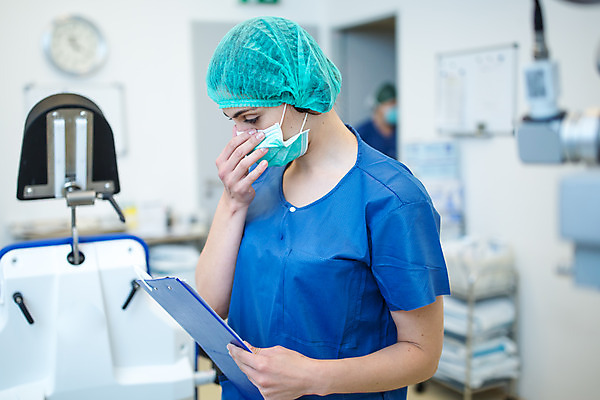 포토 JPG 서양인 외국인 응시 여자 실내 병원 마스크 한명 서기 사람 상반신 20대 성인 옆모습 수술복 체코 수술실 안과 서류판 안과의사 안구 성인여자한명만 국내포토 1 시선 유럽 뷰포인트 의학 모션 인종 청년 내부 신체부위 사무용품 의사 가운 여자한명만 성인여자만 파일형식