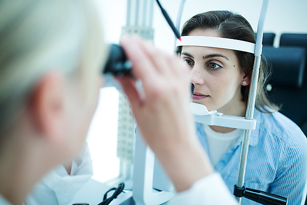 포토 JPG 서양인 외국인 응시 여자 중년 50대 실내 병원 사람 앉기 상반신 20대 성인 두명 앞모습 옆모습 진료 조직 검사_조사 체코 안과 안과의사 진료실 안구 여자만 성인여자만 국내포토 시선 유럽 뷰포인트 의학 모션 인종 청년 내부 신체부위 의사 성인만 파일형식