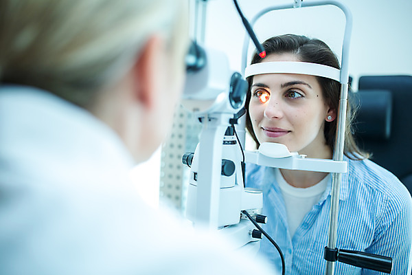 포토 JPG 서양인 외국인 응시 여자 중년 50대 실내 병원 사람 앉기 상반신 20대 성인 두명 앞모습 옆모습 신체부위 진료 눈 조직 검사 체코 안과 안과의사 진료실 안구 여자만 성인여자만 국내포토 시선 유럽 뷰포인트 의학 모션 인종 청년 내부 의사 성인만 파일형식