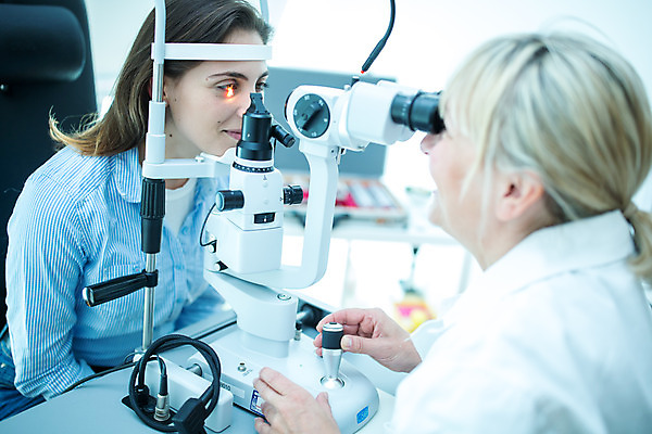 포토 JPG 서양인 외국인 응시 여자 중년 50대 실내 병원 사람 앉기 상반신 20대 성인 두명 옆모습 진료 조직 검사_조사 체코 안과 안과의사 진료실 안구 여자만 성인여자만 국내포토 시선 유럽 뷰포인트 의학 모션 인종 청년 내부 신체부위 의사 성인만 파일형식