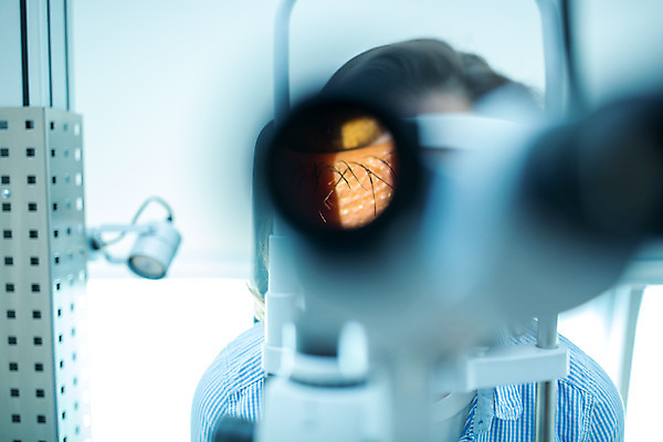 포토 JPG 서양인 외국인 응시 여자 실내 병원 한명 사람 앉기 상반신 20대 성인 앞모습 아웃포커스 신체부위 의사 눈 조직 검사 체코 안과 안구 성인여자한명만 국내포토 1 시선 유럽 뷰포인트 의학 모션 촬영기법 인종 청년 내부 의료진 여자한명만 성인여자만 파일형식