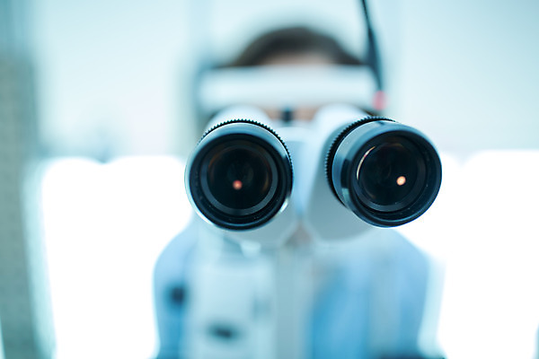 포토 JPG 서양인 외국인 여자 실내 병원 한명 사람 앉기 상반신 20대 성인 앞모습 아웃포커스 기계 의사 조직 검사_조사 체코 안과 기계장비 안구 성인여자한명만 국내포토 1 유럽 뷰포인트 의학 모션 촬영기법 인종 청년 내부 신체부위 장비 의료진 여자한명만 성인여자만 파일형식