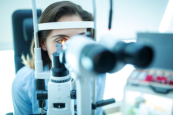 포토 JPG 서양인 외국인 응시 여자 실내 병원 한명 사람 앉기 상반신 20대 성인 옆모습 진료 의사 조직 검사_조사 체코 안과 진료실 안구 성인여자한명만 국내포토 1 시선 유럽 뷰포인트 의학 모션 인종 청년 내부 신체부위 의료진 여자한명만 성인여자만 파일형식