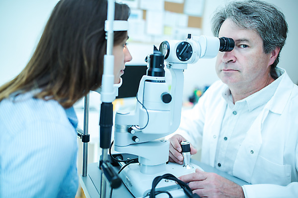 포토 JPG 서양인 외국인 응시 여자 남자 중년 50대 실내 병원 사람 앉기 상반신 20대 성인 두명 옆모습 진료 조직 검사_조사 체코 안과 안과의사 진료실 안구 국내포토 시선 유럽 뷰포인트 의학 모션 인종 청년 내부 신체부위 의사 파일형식