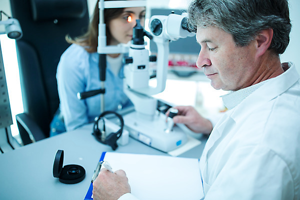 포토 JPG 서양인 외국인 응시 여자 남자 중년 50대 실내 병원 사람 앉기 상반신 20대 성인 옆모습 펜 진료 조직 검사_조사 체코 안과 안과의사 진료실 안구 국내포토 시선 유럽 뷰포인트 의학 모션 인종 청년 내부 신체부위 필기구 의사 파일형식