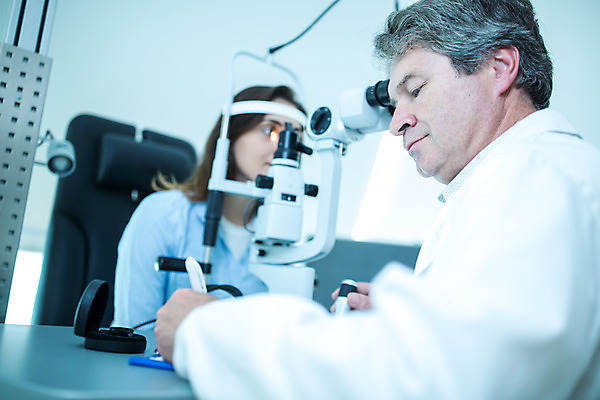 포토 JPG 서양인 외국인 응시 여자 남자 로우앵글 중년 50대 실내 병원 사람 앉기 상반신 20대 성인 옆모습 신체부위 펜 진료 눈 조직 검사 체코 안과 안과의사 진료실 안구 국내포토 시선 유럽 뷰포인트 의학 모션 인종 청년 내부 필기구 의사 파일형식