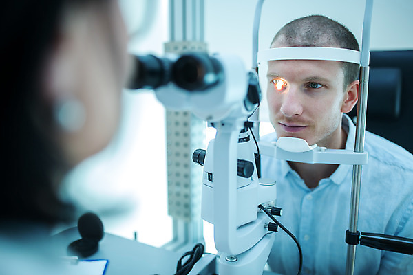 포토 JPG 서양인 외국인 응시 여자 남자 중년 50대 실내 병원 사람 앉기 상반신 성인 두명 앞모습 뒷모습 30대 진료 조직 검사_조사 체코 안과 안과의사 진료실 안구 국내포토 시선 유럽 뷰포인트 의학 모션 인종 내부 신체부위 장년 의사 파일형식