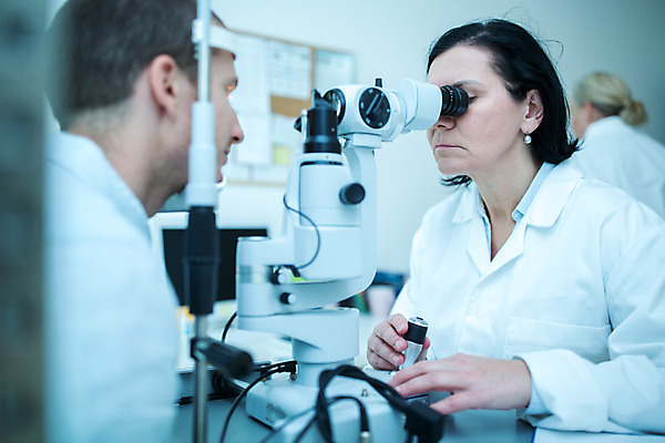 포토 JPG 서양인 외국인 응시 여자 남자 중년 50대 실내 병원 사람 앉기 상반신 성인 두명 앞모습 뒷모습 30대 진료 조직 검사_조사 체코 안과 안과의사 진료실 안구 국내포토 시선 유럽 뷰포인트 의학 모션 인종 내부 신체부위 장년 의사 파일형식