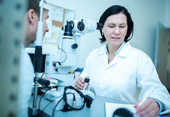 포토 JPG 서양인 외국인 응시 여자 남자 중년 50대 실내 병원 사람 앉기 상반신 성인 두명 앞모습 옆모습 30대 펜 진료 조직 검사_조사 체코 안과 서류판 안과의사 진료실 안구 국내포토 시선 유럽 뷰포인트 의학 모션 인종 내부 신체부위 장년 필기구 사무용품 의사 파일형식