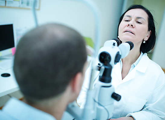 포토 JPG 서양인 외국인 응시 여자 남자 중년 50대 실내 병원 사람 앉기 상반신 성인 두명 앞모습 뒷모습 30대 진료 조직 검사_조사 체코 안과 안과의사 진료실 안구 국내포토 시선 유럽 뷰포인트 의학 모션 인종 내부 신체부위 장년 의사 파일형식