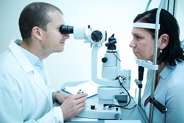 포토 JPG 서양인 외국인 응시 여자 남자 중년 50대 실내 병원 사람 앉기 상반신 성인 두명 옆모습 30대 진료 조직 검사_조사 체코 안과 안과의사 진료실 안구 국내포토 시선 유럽 뷰포인트 의학 모션 인종 내부 신체부위 장년 의사 파일형식