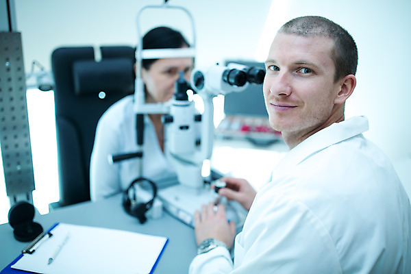 포토 JPG 서양인 외국인 여자 남자 중년 50대 실내 병원 미소 사람 앉기 상반신 성인 두명 앞모습 옆모습 신체부위 30대 진료 눈 조직 검사 체코 안과 안과의사 진료실 안구 국내포토 유럽 뷰포인트 의학 모션 표정 인종 내부 장년 의사 파일형식