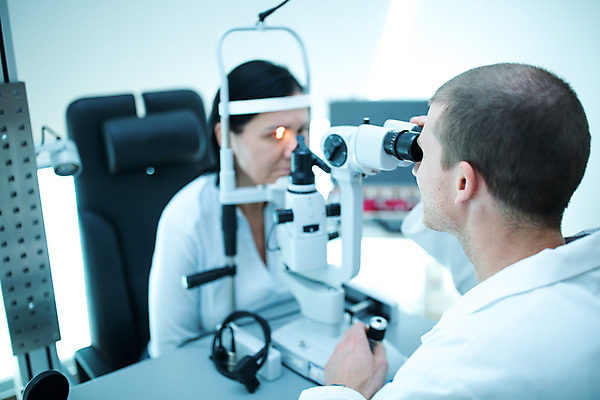 포토 JPG 서양인 외국인 응시 여자 남자 중년 50대 실내 병원 사람 앉기 상반신 성인 두명 옆모습 신체부위 30대 진료 눈 조직 검사 체코 안과 안과의사 진료실 안구 국내포토 시선 유럽 뷰포인트 의학 모션 인종 내부 장년 의사 파일형식