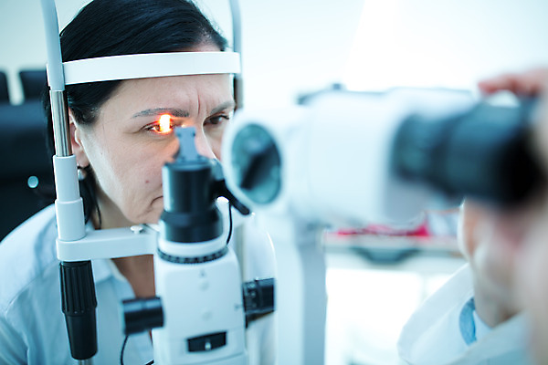 포토 JPG 서양인 외국인 응시 여자 남자 중년 50대 실내 병원 사람 앉기 상반신 성인 두명 옆모습 30대 진료 조직 검사_조사 체코 안과 안과의사 진료실 안구 국내포토 시선 유럽 뷰포인트 의학 모션 인종 내부 신체부위 장년 의사 파일형식