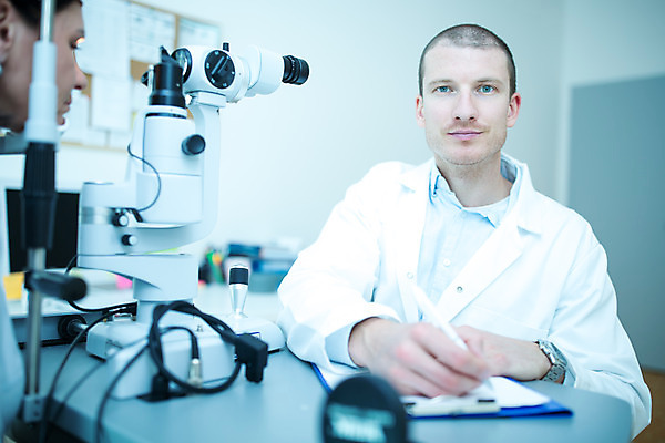 포토 JPG 서양인 외국인 응시 여자 남자 중년 50대 실내 병원 사람 앉기 상반신 성인 두명 앞모습 옆모습 신체부위 30대 펜 진료 눈 조직 검사 체코 안과 서류판 안과의사 진료실 안구 국내포토 시선 유럽 뷰포인트 의학 모션 인종 내부 장년 필기구 사무용품 의사 파일형식