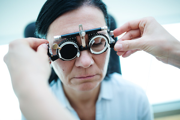 포토 JPG 서양인 외국인 손 응시 여자 남자 중년 50대 실내 병원 서기 사람 앉기 상반신 성인 두명 앞모습 신체부위 30대 진료 검사_조사 시력 체코 안과 시력검사 안과의사 진료실 콘택트렌즈 안구 국내포토 시선 유럽 뷰포인트 의학 모션 인종 내부 장년 의사 파일형식
