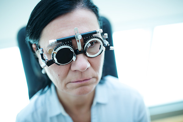 포토 JPG 서양인 외국인 손 응시 여자 남자 중년 50대 실내 병원 서기 사람 앉기 상반신 성인 두명 앞모습 신체부위 30대 진료 검사_조사 시력 체코 안과 시력검사 안과의사 진료실 콘택트렌즈 안구 국내포토 시선 유럽 뷰포인트 의학 모션 인종 내부 장년 의사 파일형식