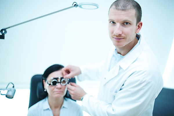 포토 JPG 서양인 외국인 손 응시 여자 남자 중년 50대 실내 병원 서기 사람 앉기 상반신 성인 두명 앞모습 신체부위 30대 진료 검사_조사 시력 체코 안과 시력검사 안과의사 진료실 콘택트렌즈 안구 국내포토 시선 유럽 뷰포인트 의학 모션 인종 내부 장년 의사 파일형식