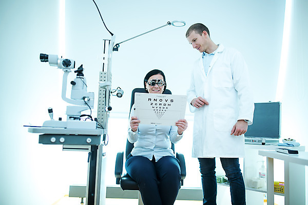 포토 JPG 서양인 외국인 응시 여자 남자 중년 50대 실내 병원 서기 사람 앉기 상반신 성인 두명 앞모습 30대 진료 검사_조사 시력 체코 안과 시력검사 안과의사 진료실 안구 국내포토 시선 유럽 뷰포인트 의학 모션 인종 내부 신체부위 장년 의사 파일형식