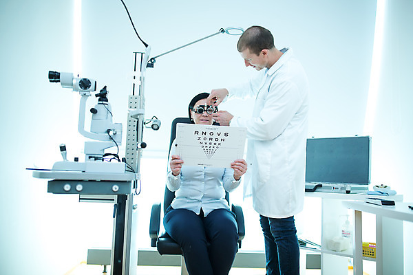 포토 JPG 서양인 외국인 응시 여자 남자 중년 50대 실내 병원 서기 사람 앉기 상반신 성인 두명 앞모습 30대 진료 검사_조사 시력 체코 안과 시력검사 안과의사 진료실 안구 국내포토 시선 유럽 뷰포인트 의학 모션 인종 내부 신체부위 장년 의사 파일형식