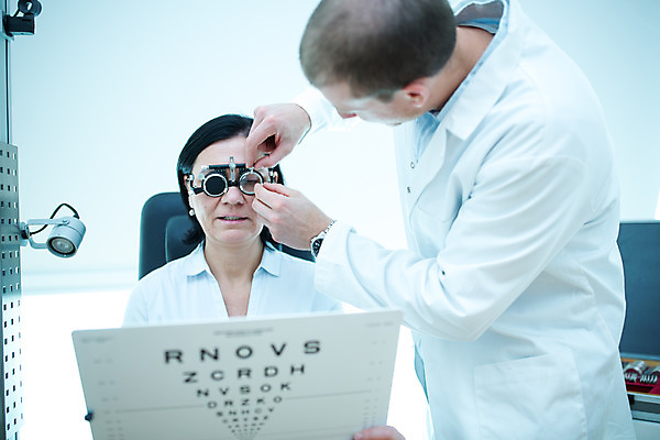 포토 JPG 서양인 외국인 응시 여자 남자 중년 50대 실내 병원 서기 사람 앉기 상반신 성인 두명 앞모습 신체부위 30대 진료 눈 검사 시력 체코 안과 시력검사 안과의사 진료실 안구 국내포토 시선 유럽 뷰포인트 의학 모션 인종 내부 장년 의사 파일형식