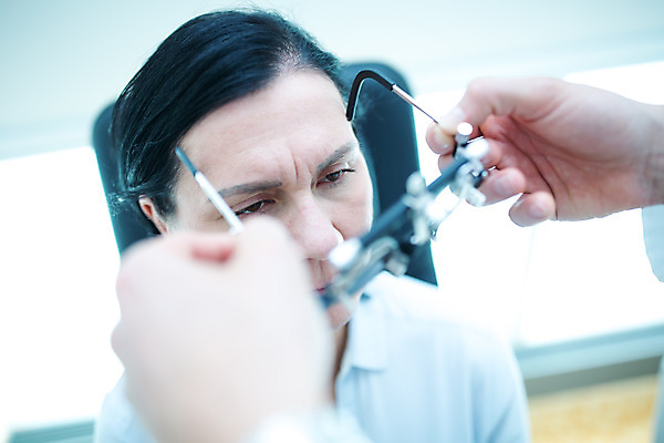 포토 JPG 서양인 외국인 손 응시 여자 남자 중년 50대 실내 병원 서기 사람 앉기 상반신 성인 두명 앞모습 신체부위 30대 하이앵글 진료 검사_조사 시력 체코 안과 시력검사 안과의사 진료실 콘택트렌즈 안구 국내포토 시선 유럽 뷰포인트 의학 모션 인종 내부 장년 의사 파일형식