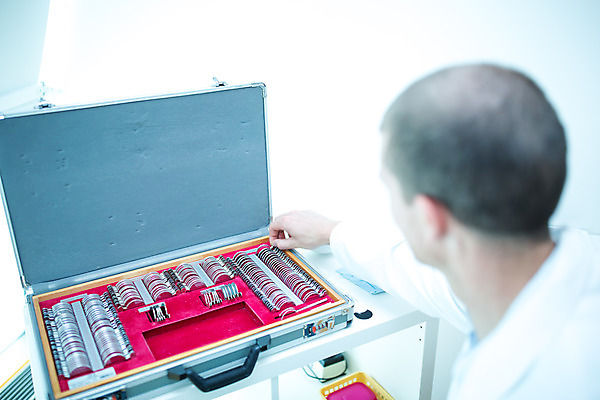 포토 JPG 서양인 외국인 손 남자 의료기기 실내 병원 한명 사람 앉기 상반신 성인 뒷모습 30대 하이앵글 의사 검사_조사 시력 체코 안과 시력검사 수납함 안과용의료기구 안과의사 콘택트렌즈 안구 성인남자한명만 국내포토 1 유럽 뷰포인트 의학 모션 인종 내부 신체부위 장년 의료진 의료용품 남자한명만 성인남자만 파일형식