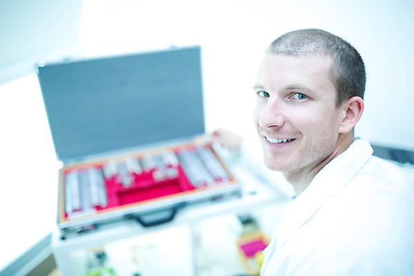 포토 JPG 서양인 외국인 손 남자 의료기기 실내 병원 한명 미소 사람 앉기 상반신 성인 옆모습 30대 하이앵글 의사 검사_조사 시력 체코 안과 시력검사 수납함 안과용의료기구 안과의사 콘택트렌즈 안구 성인남자한명만 국내포토 1 유럽 뷰포인트 의학 모션 표정 인종 내부 신체부위 장년 의료진 의료용품 남자한명만 성인남자만 파일형식