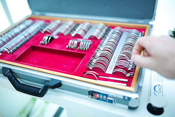 포토 JPG 서양인 외국인 손 남자 의료기기 실내 병원 한명 사람 성인 30대 의사 시력 체코 안과 시력검사 수납함 안과용의료기구 안과의사 콘택트렌즈 안구 성인남자한명만 국내포토 1 유럽 의학 인종 내부 신체부위 장년 의료진 의료용품 검사_조사 남자한명만 성인남자만 파일형식